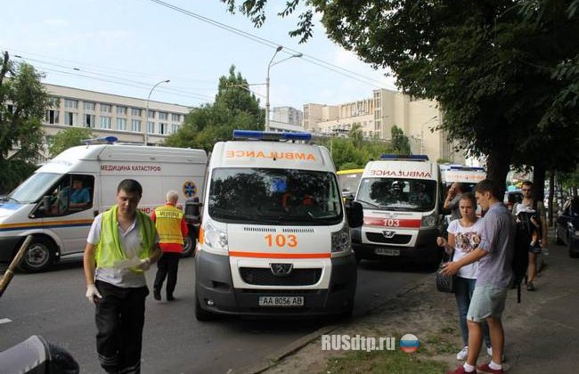 В Киеве в столб врезался маршрутный автобус