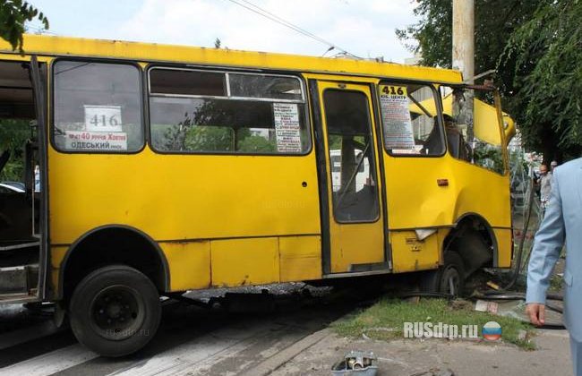 В Киеве в столб врезался маршрутный автобус