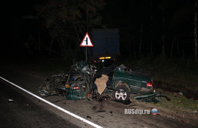 «Волга» и грузовик столкнулись во Владимирской области