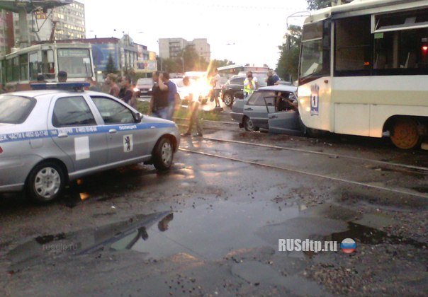 В Ярославле столкнулись ВАЗ и трамвай