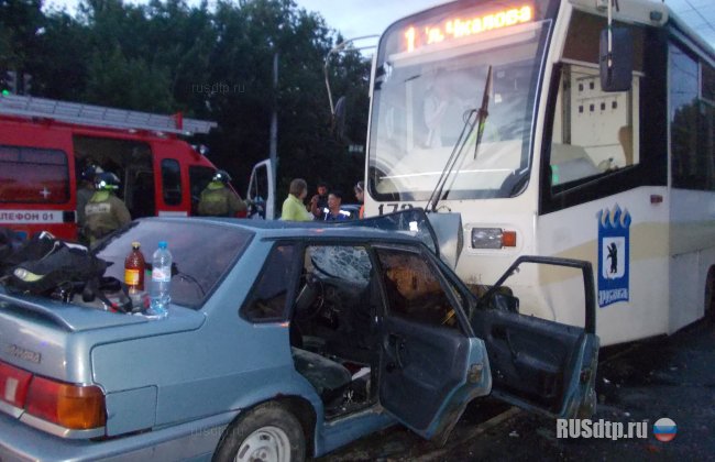В Ярославле столкнулись ВАЗ и трамвай