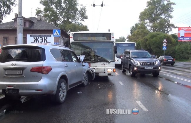 В Вологде внедорожник лоб в лоб столкнулся с автобусом