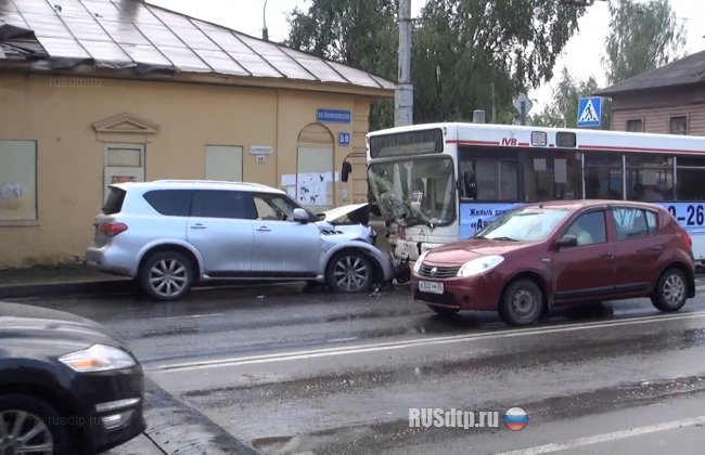 В Вологде внедорожник лоб в лоб столкнулся с автобусом