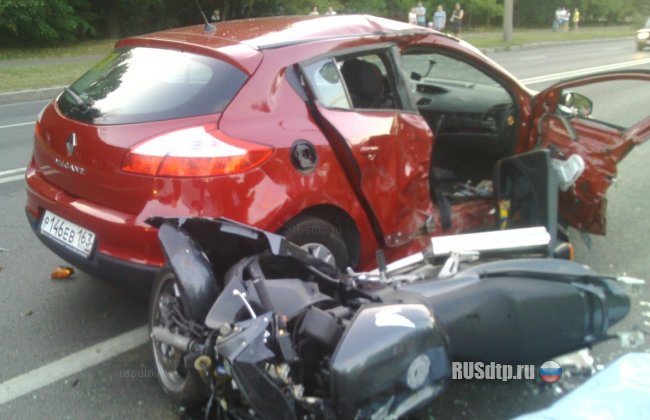 На севере Москвы мотоцикл врезался в автомобиль