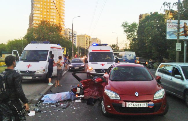 На севере Москвы мотоцикл врезался в автомобиль