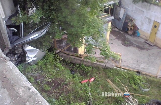 В Красноярске машина упала с моста