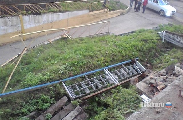 В Красноярске машина упала с моста