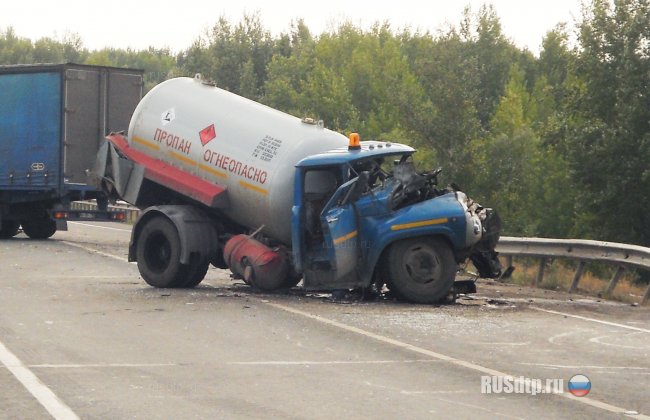 На обводной дороге Самары грузовик с пропаном столкнулся с тягачом