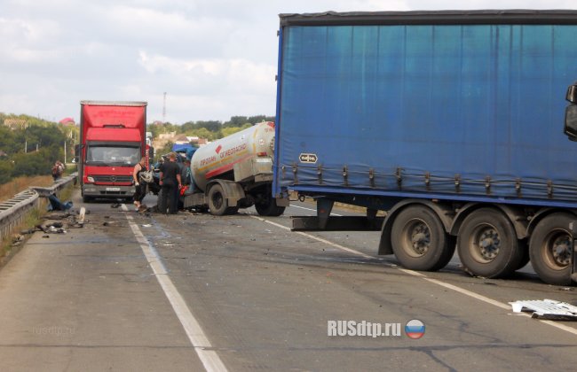 На обводной дороге Самары грузовик с пропаном столкнулся с тягачом