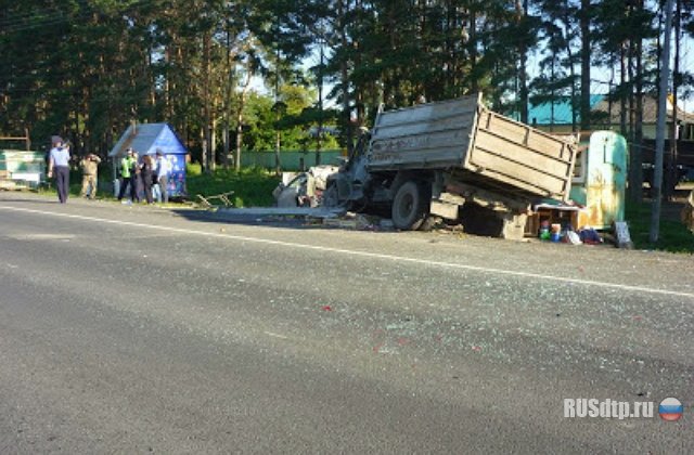 В Тюменской области грузовик врезался в автомобили на обочине