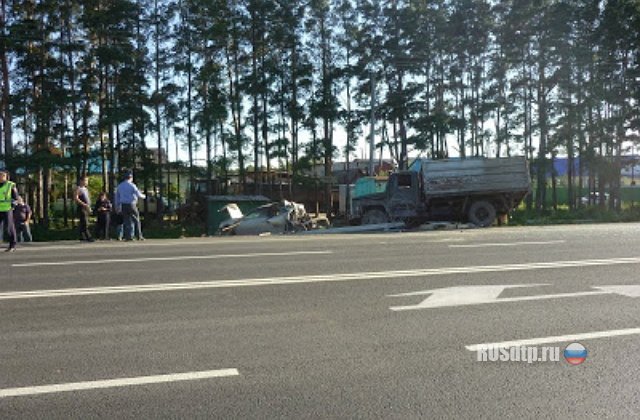 В Тюменской области грузовик врезался в автомобили на обочине