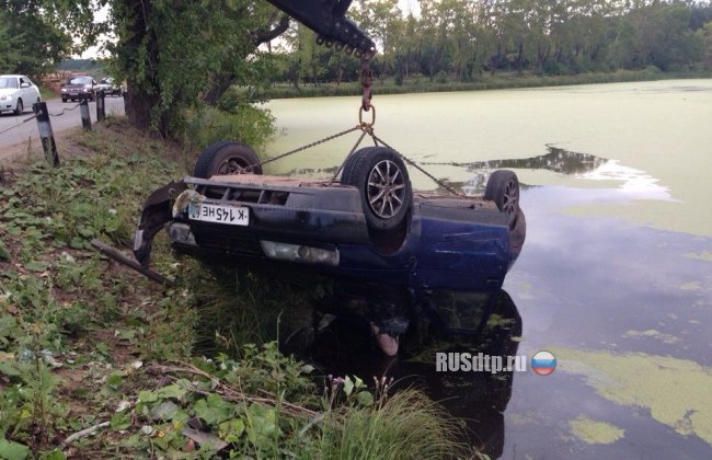 В Кирове в пруд упал автомобиль, два человека погибли