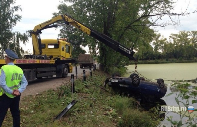 В Кирове в пруд упал автомобиль, два человека погибли