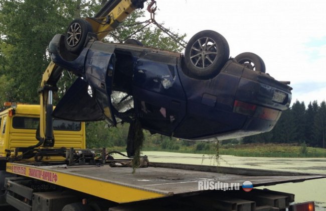 В Кирове в пруд упал автомобиль, два человека погибли