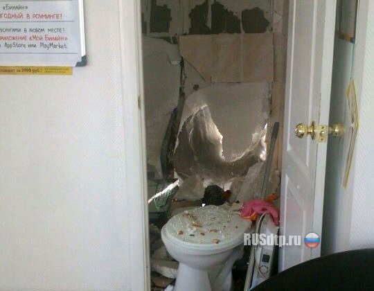 В Ульяновске автомобиль въехал в туалет салона свзяи