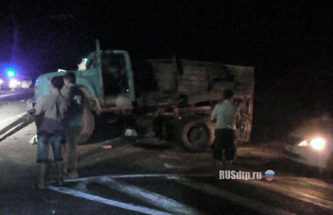 В Астраханской области набитая людьми «Приора» врезалась в грузовик