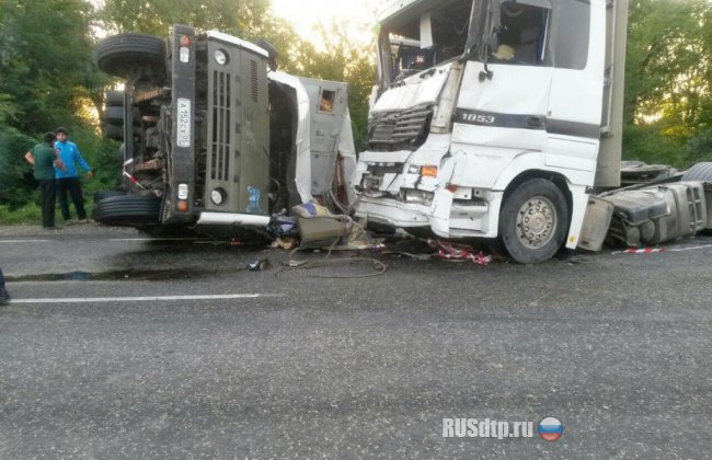 Три человека погибли при столкновении грузовиков