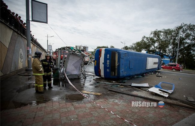 Во Владивостоке неуправляемый автобус упал на остановку с людьми