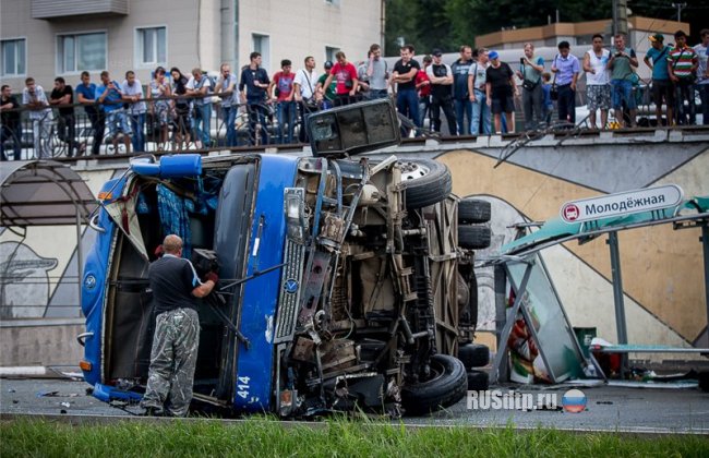 Во Владивостоке неуправляемый автобус упал на остановку с людьми