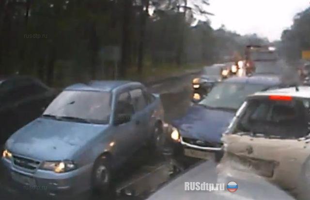 Грузовик груженый сваями, снес 7 автомобилей в Калужской области