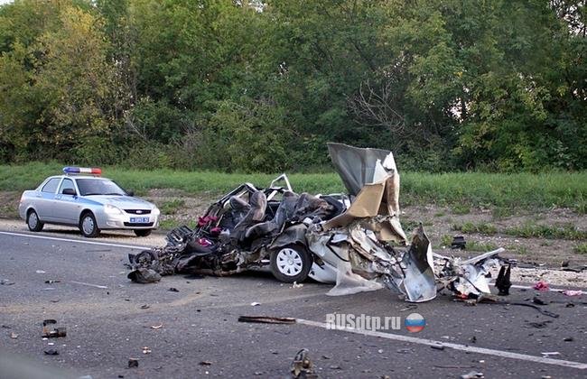 ВАЗ-2115 разорвало на части при столкновении с фурой под Рязанью