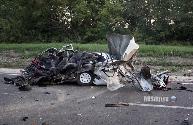ВАЗ-2115 разорвало на части при столкновении с фурой под Рязанью