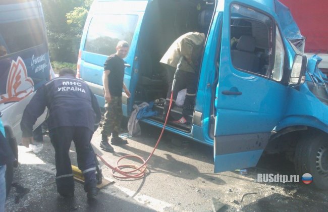 Под Мукачевом произошло лобовое столкновение микроавтобусов
