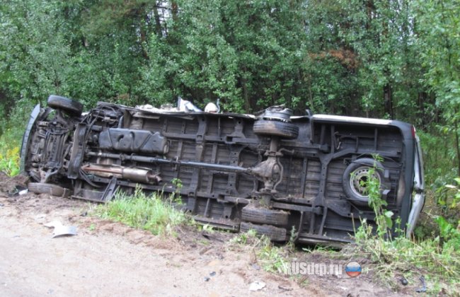 В Тверской области фура смела с дороги набитый людьми автобус
