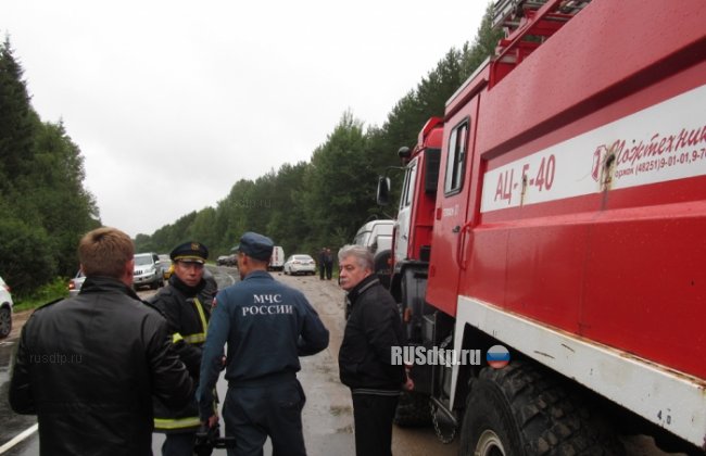 В Тверской области фура смела с дороги набитый людьми автобус