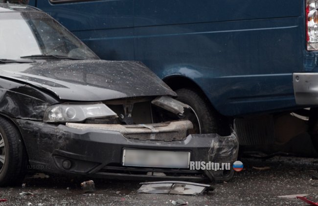 Грузовик груженый сваями, снес 7 автомобилей в Калужской области