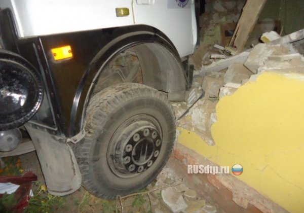 В Курске грузовик разрушил половину жилого дома