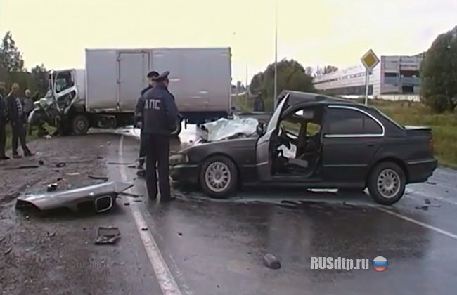 БМВ и грузовик столкнулись в Кемеровской области