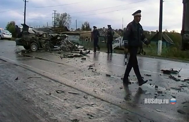БМВ и грузовик столкнулись в Кемеровской области