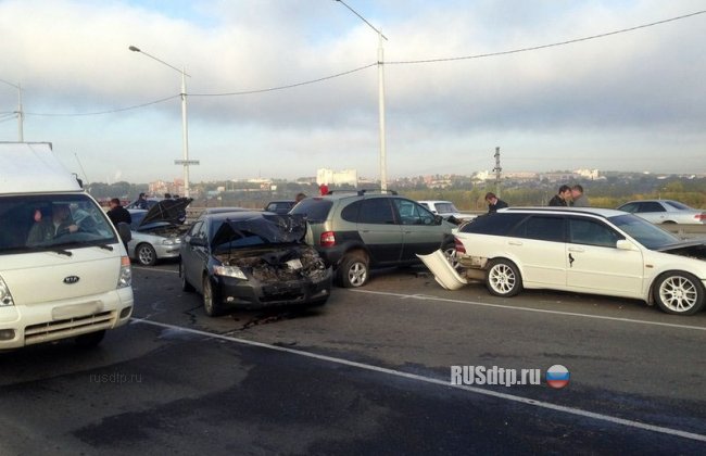 8 автомобилей столкнулись на мосту в Иркутске