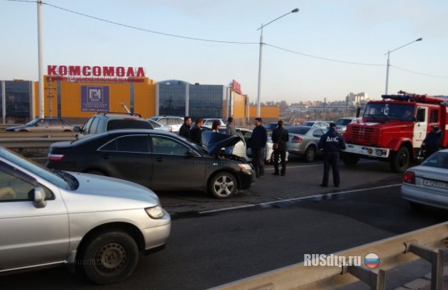 8 автомобилей столкнулись на мосту в Иркутске