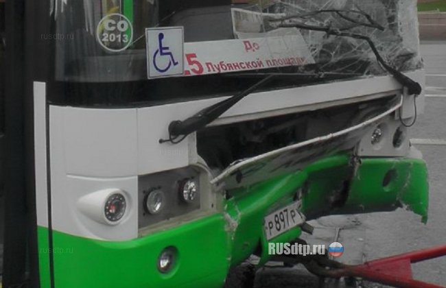 Спортивный «Ягуар» столкнулся с автобусом у стен Кремля