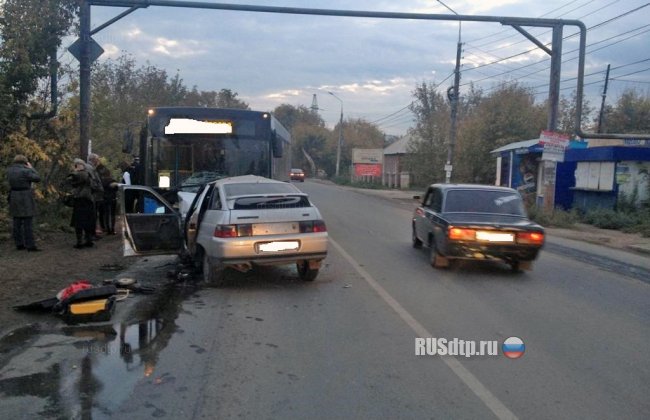 В Самаре ВАЗ-2112 столкнулся с автобусом. Один человек погиб