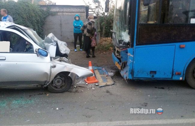 В Самаре ВАЗ-2112 столкнулся с автобусом. Один человек погиб