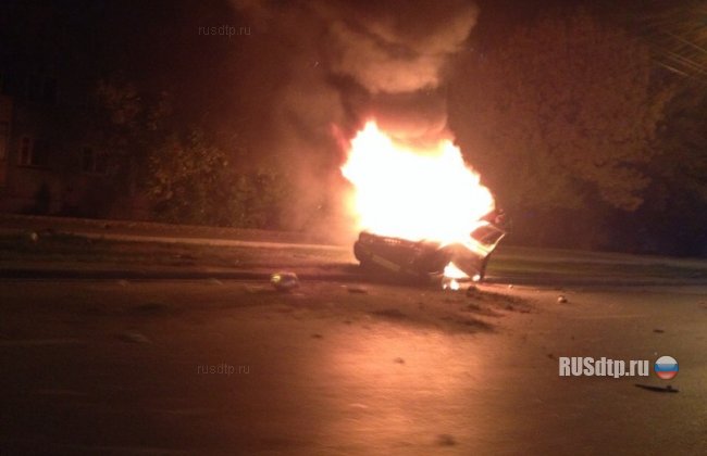 В Пензе автомобиль врезался в столб и загорелся