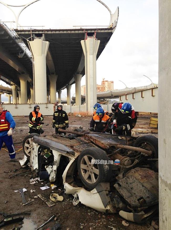В Петербурге со строящегося моста упал автомобиль