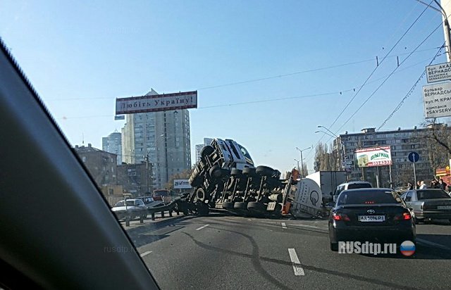В Киеве опрокинулся автомобиль с подсолнечным маслом