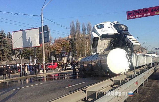 В Киеве опрокинулся автомобиль с подсолнечным маслом