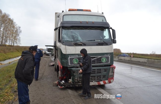 На выезде из Новосибирска фура снесла дорожных рабочих