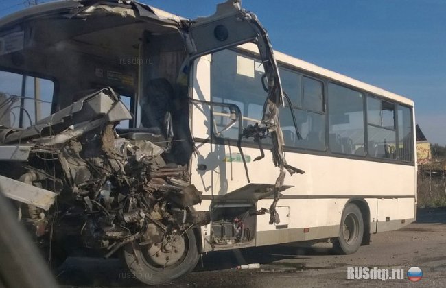 В Ленинградской области автобус столкнулся с грузовиком