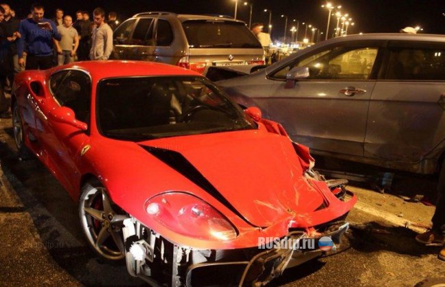 Во Владивостоке водитель Ferrari устроил аварию
