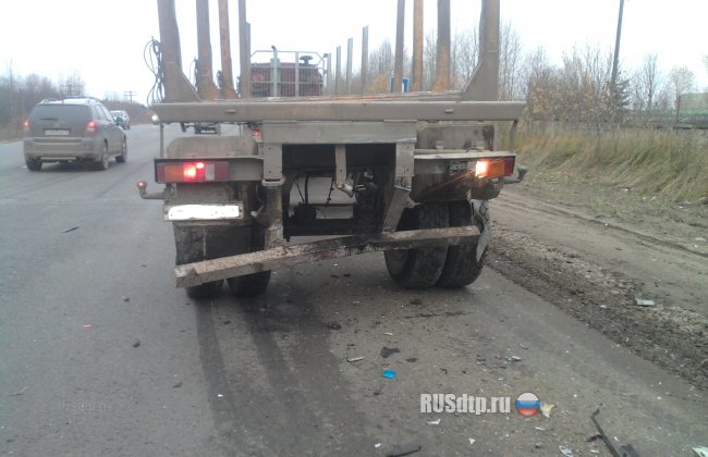Легковушка столкнулась с грузовиком в Сыктывкаре