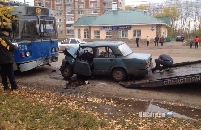 В Башкирии столкнулись ВАЗ и троллейбус