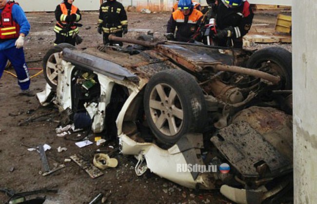 В Петербурге со строящегося моста упал автомобиль