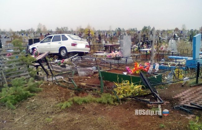 В Оренбурге водитель разворотил на кладбище 8 могил и скрылся с места ДТП