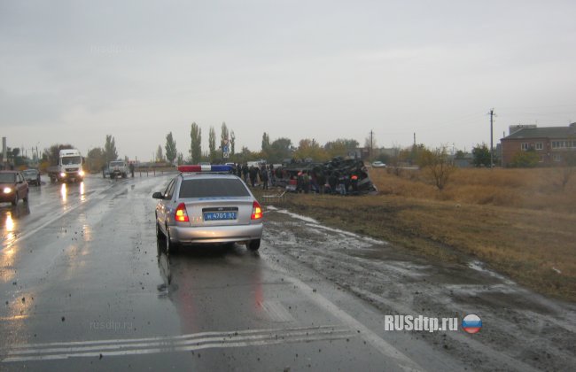 В Ростовской области опрокинулся автобус